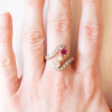 Anello Art Nouveau in oro giallo e bianco 18K con rubino (0.55ct ca.) e diamanti (0.70ctw ca.), fine anni ‘20