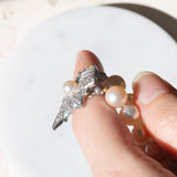 Collana vintage con filo di perle bianche e con decorazioni in oro bianco 18K e 14K con diamanti (1.20ctw ca.) e zaffiro (0.40ct ca.), anni ‘60