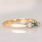 Trilogy vintage in oro giallo 9K con smeraldo (0.05ct ca.) e diamanti di taglio brillante (0.08ctw ca.), anno 1987