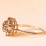 Anello a fiore vintage in oro giallo 9K con zaffiri (0.60ctw ca.) e diamanti (0.07ctw ca.)