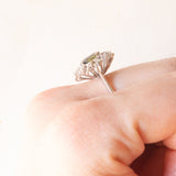 Anello a margherita vintage in oro bianco 18K con zaffiro (1.50ct ca.) e diamanti (0.30ctw ca.), anni ‘70