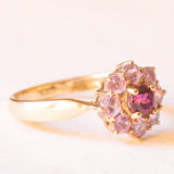 Anello a margherita vintage in oro giallo 9K con tormalina rosa (0.15ct ca.) e zaffiri rosa sintetici (0.40ctw ca.), anno 2004