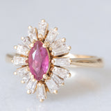 Anello ballerina vintage in oro giallo 14K con rubino (0.40ct ca.) e diamanti di taglio tapered (1ctw ca.), anni ‘70/‘80