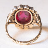 Anello a margherita vintage in stile antico in oro giallo 14K e argento con rubino sintetico (4.60ct ca.) e diamanti di taglio rosetta, anni ‘50/‘60