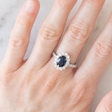 Anello a margherita vintage in platino con zaffiro (1.40ct) e diamanti di taglio brillante (0.94ctw), anni ‘80/‘90