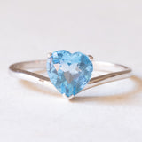 Anello vintage in oro bianco 18K con topazio azzurro di taglio a cuore (1.30ct ca.), anni ‘90