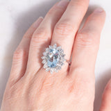 Anello a margherita vintage in oro bianco 8K con acquamarina (5.18ct ca.) e diamanti di taglio brillante e di taglio marquise (2.50ctw ca.), anni ‘70/‘80