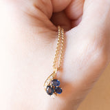 Collana vintage con catenina in oro giallo 14K e con ciondolo in oro giallo 14K con zaffiri (0.60ctw ca.) e diamanti (0.09ctw ca.), anni ‘60/'70