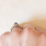 Anello a margherita vintage in oro giallo e bianco 9K con zaffiro (0.35ct ca.) e diamanti (0.12ctw ca.)