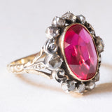 Anello a margherita vintage in stile antico in oro giallo 14K e argento con rubino sintetico (4.60ct ca.) e diamanti di taglio rosetta, anni ‘50/‘60