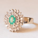 Anello a margherita vintage in oro bianco 18K con smeraldo (0.50ct ca.) e diamanti (0.53ctw ca.), anni ‘60/‘70