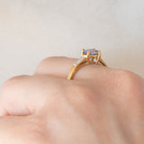 Solitario moderno in oro giallo 9K con tanzanite (0.70ct ca.) e zirconi bianchi