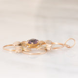 Pendente antico lavalier in oro giallo 9K con pasta di vetro viola e con decorazioni a forma di foglie, anni ‘10