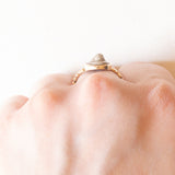 Anello vintage in oro giallo 9K con cammeo su lava, anni ‘40