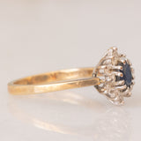 Anello a margherita vintage in oro giallo 9K con zaffiro (0.40ct ca.) e diamanti (0.12ctw ca.), anno 1986