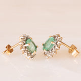 Orecchini a margherita in oro giallo 9K con smeraldi (0.80ctw ca.) e diamanti (0.12ctw ca.), anni ‘70/‘80