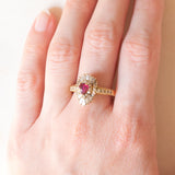 Anello ballerina vintage in oro giallo 18K con rubino di taglio a goccia (0.35ct ca.) e diamanti di taglio brillante e tapered (1ctw ca.), anni ‘70