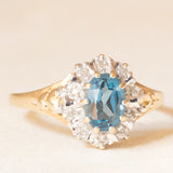 Anello a margherita vintage in oro giallo e bianco 9K con spinello sintetico azzurro (1ct ca.) e diamanti (0.05ctw ca.), anni ‘90