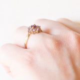 Anello a margherita vintage in oro giallo 9K con tormalina rosa (0.15ct ca.) e zaffiri rosa sintetici (0.40ctw ca.), anno 2004