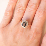 Anello a margherita vintage in oro giallo 9K con zaffiro (1.20ct ca.) e diamanti (0.12ctw ca.), anni ‘80/‘90