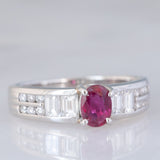 Anello a fascia vintage in platino con rubino (0.60ct) e diamanti (0.60ctw), anni ‘80