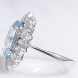 Anello a margherita vintage in oro bianco 8K con acquamarina (5.18ct ca.) e diamanti di taglio brillante e di taglio marquise (2.50ctw ca.), anni ‘70/‘80