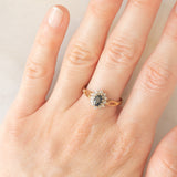 Anello a margherita vintage in oro giallo e bianco 9K con zaffiro (0.60ct ca.) e diamanti (0.06ctw ca.), anno 1988