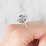 Anello a fiocco di neve vintage in oro bianco 14K con zaffiri (1.10ctw ca.) e diamanti di taglio brillante (0.48ctw ca.), anni ‘70/‘80