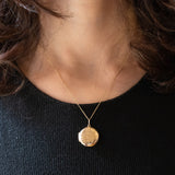 Ciondolo portafoto rotondo vintage con lamina in oro giallo 9K su metallo, anni ‘50/‘60