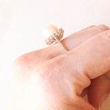 Anello a margherita vintage in oro bianco 14K con perla bianca e diamanti (0.36ctw ca.), anni ‘60