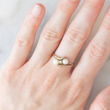 Trilogy vintage in oro giallo 9K con perle bianche e diamante di taglio huit-huit, anni ‘50/‘60