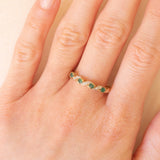 Veretta vintage in oro giallo 9K con smeraldi (0.25ctw ca.) e diamanti (0.03ctw ca.), anni ‘70/‘80
