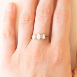 Anello vintage in oro giallo e bianco 9K con opali (0.55ctw ca.) e diamanti (0.06ctw ca.), anno 2003