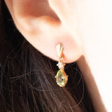 Orecchini pendenti vintage in oro giallo 9K con peridoti verdi (0.80ctw ca.) e imitazioni di diamanti, anni ‘80