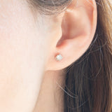 Orecchini punto luce in oro bianco 18K con diamanti di taglio brillante (0.28ctw ca.)