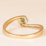 Anello a fiore vintage in oro giallo e bianco 9K con smeraldo (0.08ct ca.) e diamanti (0.06ctw ca.), anni ‘70