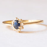 Anello a margherita vintage in oro giallo 18K con zaffiro (0.17ct ca.) e diamanti di taglio brillante (0.04ctw ca.), anni ‘70/‘80