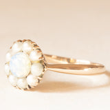 Anello a margherita antico in oro giallo 18K con opale sintetico e perline bianche, primi del ‘900