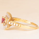 Anello ballerina vintage in oro giallo 18K con rubino di taglio a goccia (0.35ct ca.) e diamanti di taglio brillante e tapered (1ctw ca.), anni ‘70