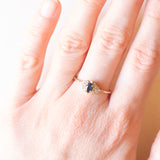 Anello vintage in oro giallo e bianco 9K con zaffiro (0.40ct ca.) e diamanti (0.14ctw ca.), anni ‘2000