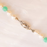 Collana vintage con filo di perle bianche e sfere di crisoprasio e con chiusura in oro bianco 8K con perla bianca, anni ‘70