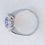 Anello a margherita in oro bianco 18K con zaffiro azzurro (0.80ct ca.) e diamanti di taglio brillante (0.70ctw ca.), anni ‘70/‘80
