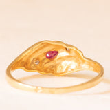 Anello in oro giallo 18K con rubino sintetico (0.05ct ca.) e diamanti, anni ‘60/‘70