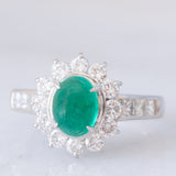 Anello a margherita in platino con smeraldo cabochon (1.35ct) e diamanti (1.13ctw), anni ‘70/‘80