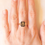 Anello antico in oro giallo 9K e con onice con lettera gotica “M”/“W”, anni ‘30