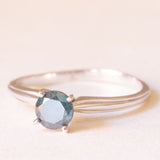 Solitario vintage in oro bianco 14K con diamante blu trattato di taglio brillante (0.45ct ca.), anni ‘90