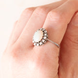 Anello a margherita vintage in oro bianco 14K con opale (1.70ct ca.) e diamanti di taglio brillante (0.40ctw ca.), anni ‘60