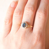 Anello a margherita vintage in oro giallo e bianco 9K con spinello sintetico azzurro (1ct ca.) e diamanti (0.05ctw ca.), anni ‘90