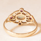 Anello vintage in stile antico in oro giallo 9K con opale (0.20ct ca.) e rubini sintetici (0.30ctw ca.), anni ‘80