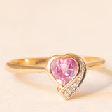 Anello vintage in oro giallo 9K con zaffiro rosa sintetico di taglio a cuore (0.60ct ca.) e diamante, anni ‘90 ca.